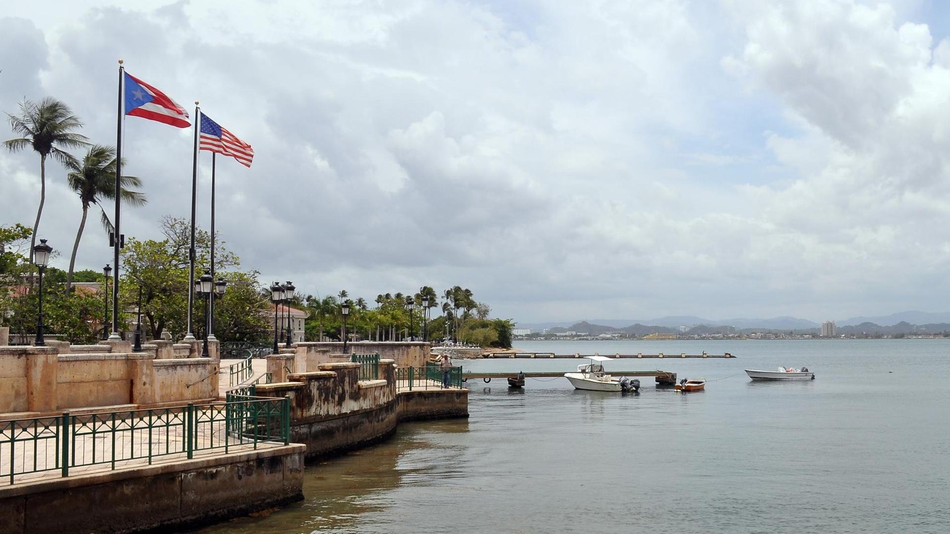 Puerto Ricos Flagge (l) weht neben der US-Flagge an der Altstadt-Promenade von San Juan, Puerto Rico, USA. Puerto Ricos Flagge (l) weht neben der US-Flagge an der Altstadt-Promenade von San Juan, Puerto Rico, USA.