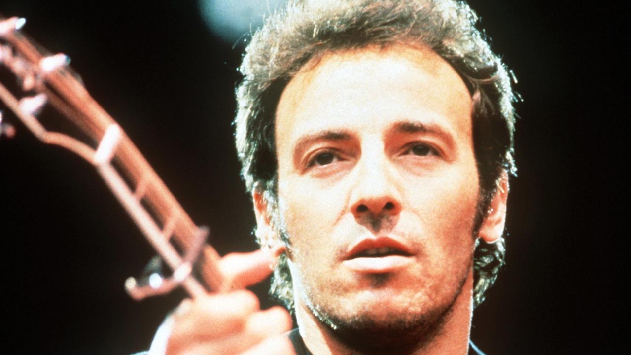 Der amerikanische Rocksänger Bruce Springsteen, aufgenommen bei einem Konzert am 25. Juni 1988 im London Wembley-Stadion. Der amerikanische Rocksänger Bruce Springsteen, aufgenommen bei einem Konzert am 25. Juni 1988 im London Wembley-Stadion.
