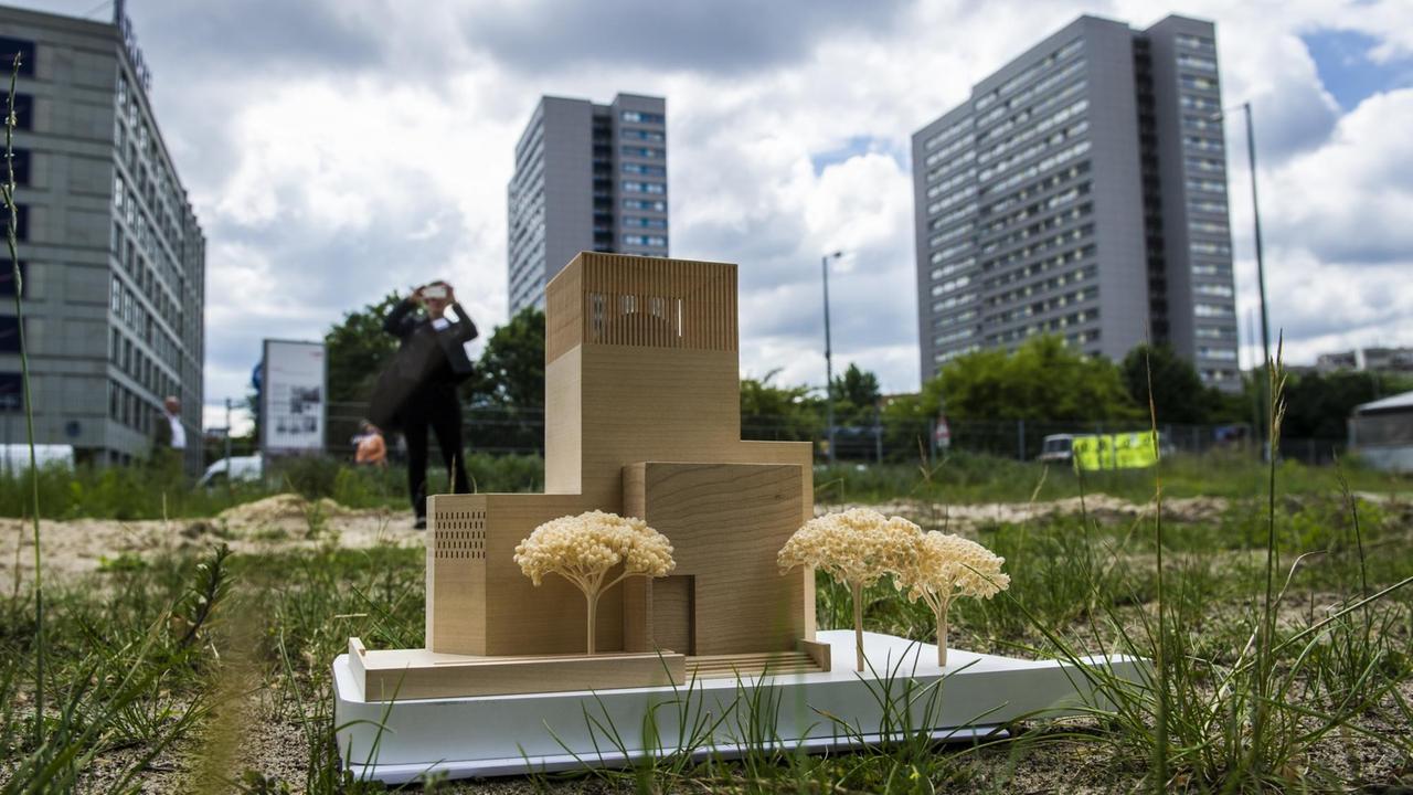 Ein Model des Bet- und Lehrhauses, das «House of One», steht am 03.06.2014 in Berlin auf dem Petriplatz. 