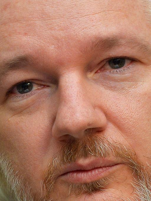 Wikileaks-Gründer Julian Assange wirkt bei seiner Erklärung in der ecuadorianischen Botschaft erschöpft: "Ich werde die Botschaft bald verlassen."