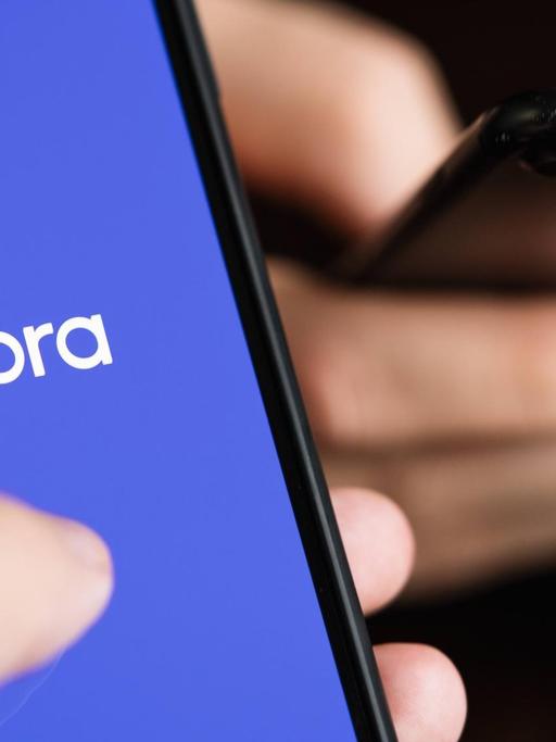 Nahaufnahmen von zwei Smartphones. Auf einem ist das Logo von libra zu erkennen.
