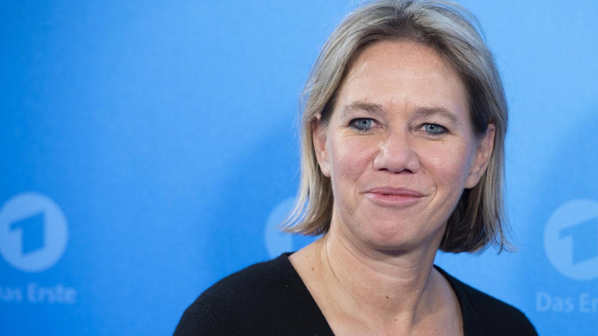 Die Geschäftsführerin von ARD Degeto, Christine Strobl, im Porträt vor einer blauen Wand mit dem Logo "Das Erste". Die Geschäftsführerin von ARD Degeto, Christine Strobl, im Porträt vor einer blauen Wand mit dem Logo "Das Erste".