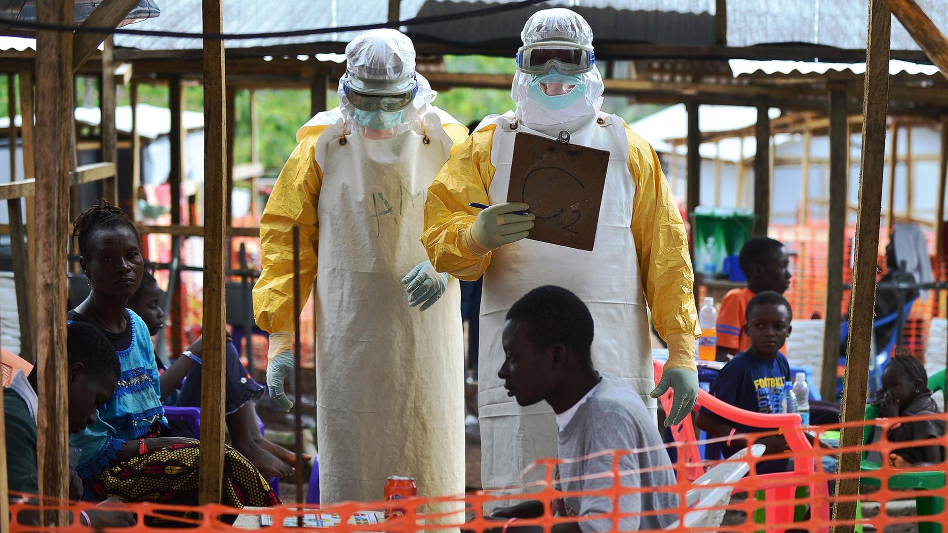 Ebola-Patienten und Ärzte in einem Ärzte ohne Grenzen-Camp in Kailahun, Sierra Leone Ebola-Patienten und Ärzte in einem Ärzte ohne Grenzen-Camp in Kailahun, Sierra Leone