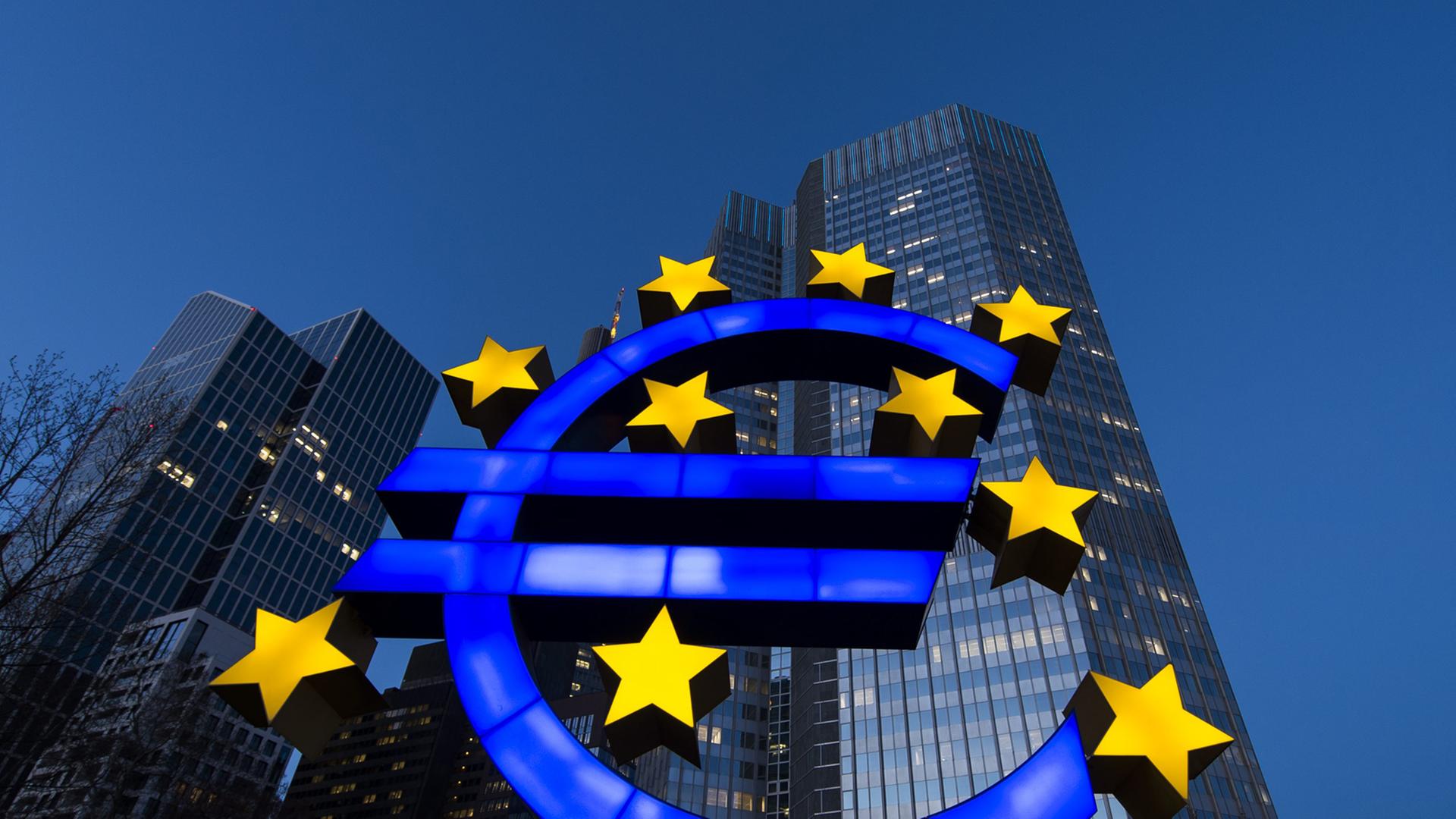 Das Eurozeichen vor der Europäischen Zentralbank in Frankfurt am Main.