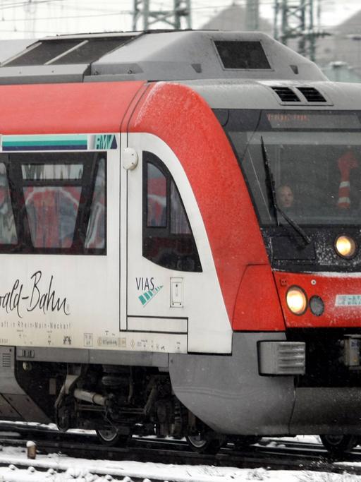 Wintereinbruch in Hessen: Regionalexpress der VIAS Odenwaldbahn Dieseltriebzug hält Einfahrt in den Hauptbahnhof Frankfurt