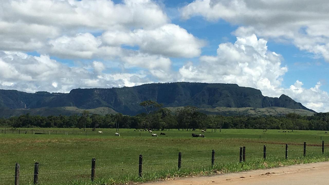 Auf dem Weg nach Mesetas: Der "Berg des schlafenden Indios". Dieser Teil des Departements Meta war lange Konfliktgebiet - hier hatte die FARC das Sagen. Auf dem Weg nach Mesetas: Der "Berg des schlafenden Indios". Dieser Teil des Departements Meta war lange Konfliktgebiet - hier hatte die FARC das Sagen.