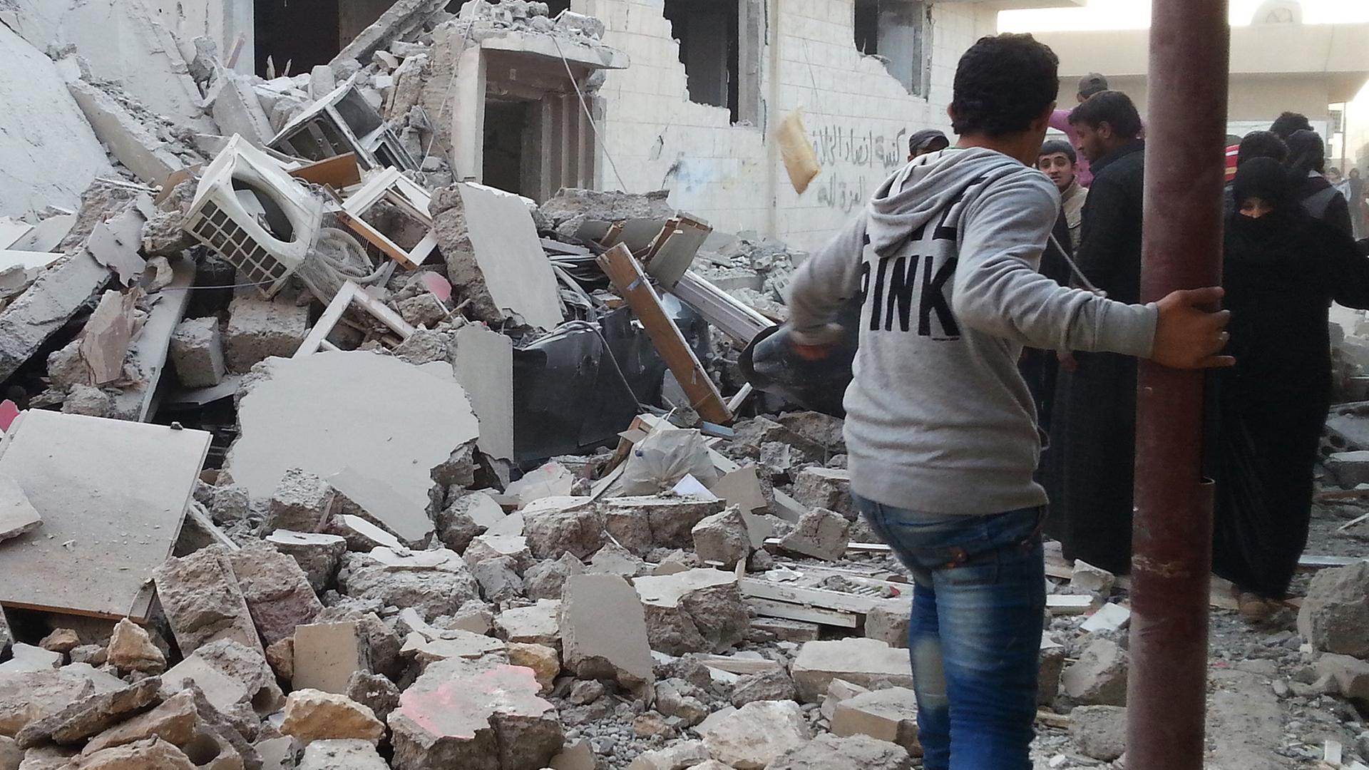 Zerstörung in Rakka, hier nach einem Luftangriff der westlichen Allianz am 11. November 2014 Zerstörung in Rakka, hier nach einem Luftangriff der westlichen Allianz am 11. November 2014
