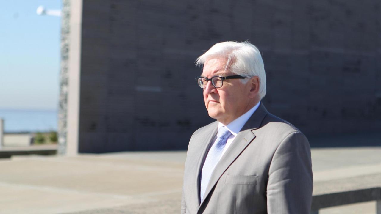 Deutsch Außenminister Frank-Walter Steinmeier besucht den Park der Erinnerung in Buenos Aires, Argentinien, den 03. Juni 2016. Der Park wurde im Gedenken an die 30.000 vermissten Personen während der argentinischen Militärdiktatur angelegt. Deutsch Außenminister Frank-Walter Steinmeier besucht den Park der Erinnerung in Buenos Aires, Argentinien, den 03. Juni 2016. Der Park wurde im Gedenken an die 30.000 vermissten Personen während der argentinischen Militärdiktatur angelegt.