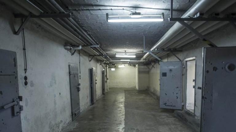 Zellentrakt im ehemaligen Stasi-Gefängnis in Berlin-Hohenschönhausen, heute eine Gedenkstätte. Zellentrakt im ehemaligen Stasi-Gefängnis in Berlin-Hohenschönhausen, heute eine Gedenkstätte.