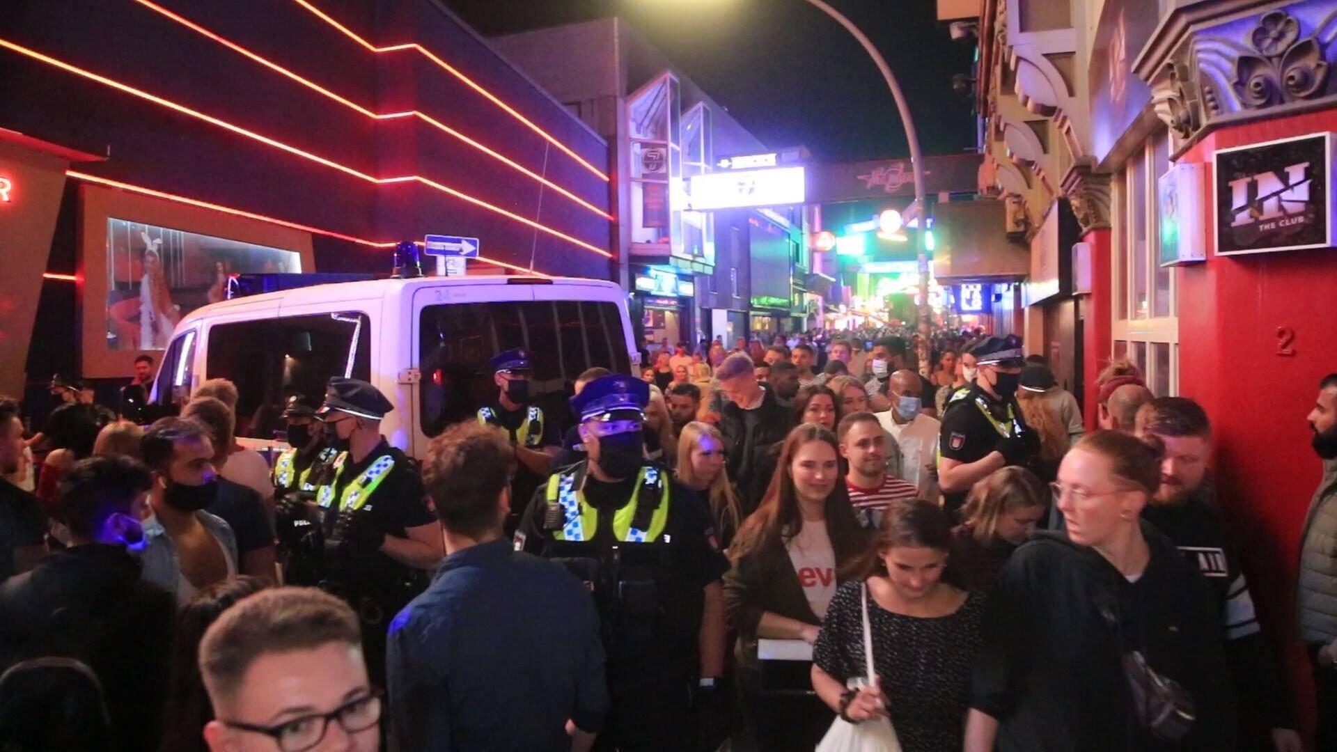 Zahlreiche Menschen drängen sich nachts auf Hamburgs Partymeile Große Freiheit. Zahlreiche Menschen drängen sich nachts auf Hamburgs Partymeile Große Freiheit.