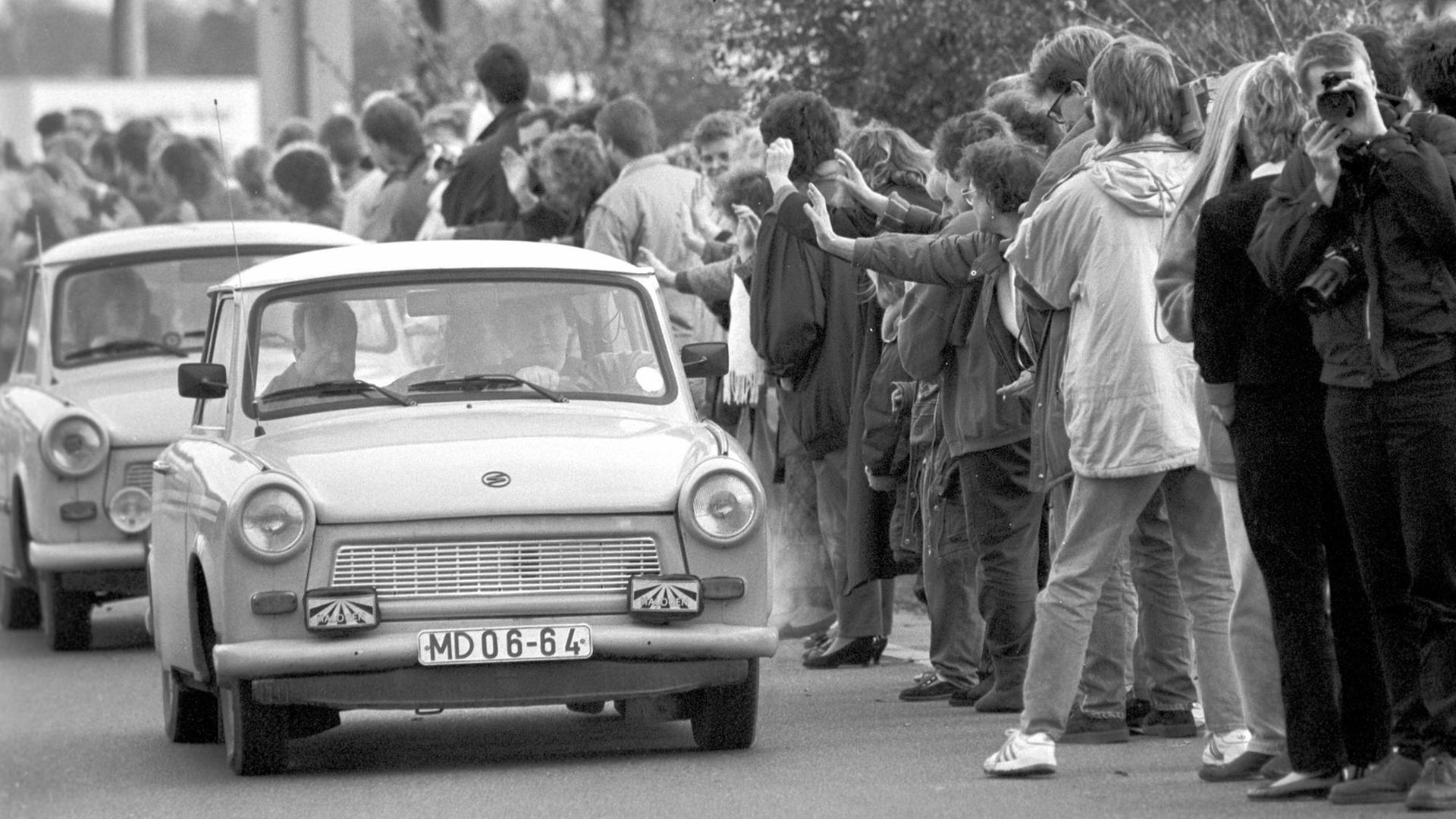DDR-Bürger werden am 10.11.1989 am Grenzübergang Helmstedt-Marienborn, von Sachsen-Anhalt nach Niedersachsen kommend, von zahlreichen Menschen begrüßt. DDR-Bürger werden am 10.11.1989 am Grenzübergang Helmstedt-Marienborn, von Sachsen-Anhalt nach Niedersachsen kommend, von zahlreichen Menschen begrüßt.