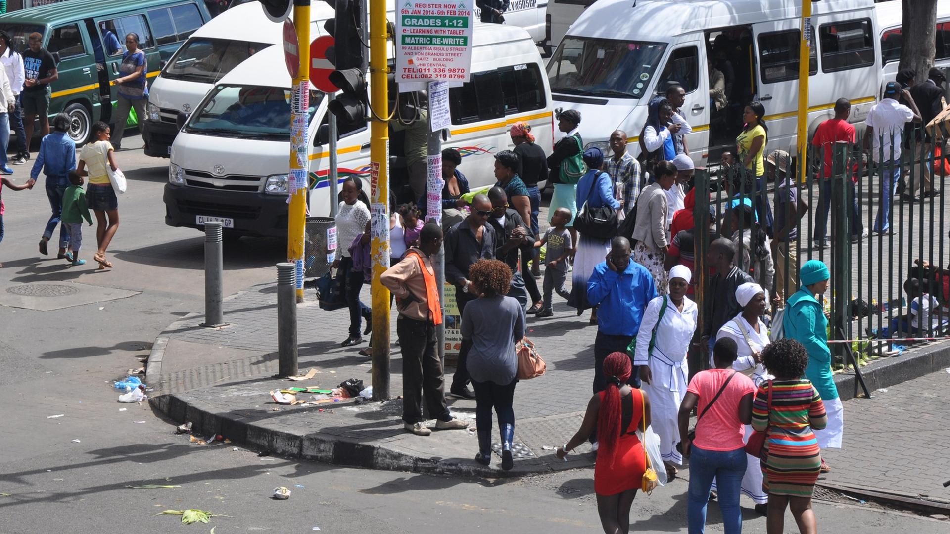 Eine Straßenszene im Stadtteil Hillbrow, Johannesburg NUR FÜR CORSO SPEZIAL 06.06.14 verwenden! Eine Straßenszene im Stadtteil Hillbrow, Johannesburg NUR FÜR CORSO SPEZIAL 06.06.14 verwenden!