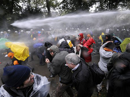 Die Polizei beschießt Gegner des Bahnhofprojekts Stuttgart 21 am Donnerstag (30.09.10) im Schlosspark in Stuttgart mit Wasserwerfern. Die Polizei wollte damit Wege im Stuttgarter Schlossgarten räumen, den eine Gruppe von Demonstranten blockierte. Die Polizei beschießt Gegner des Bahnhofprojekts Stuttgart 21 am Donnerstag (30.09.10) im Schlosspark in Stuttgart mit Wasserwerfern. Die Polizei wollte damit Wege im Stuttgarter Schlossgarten räumen, den eine Gruppe von Demonstranten blockierte.