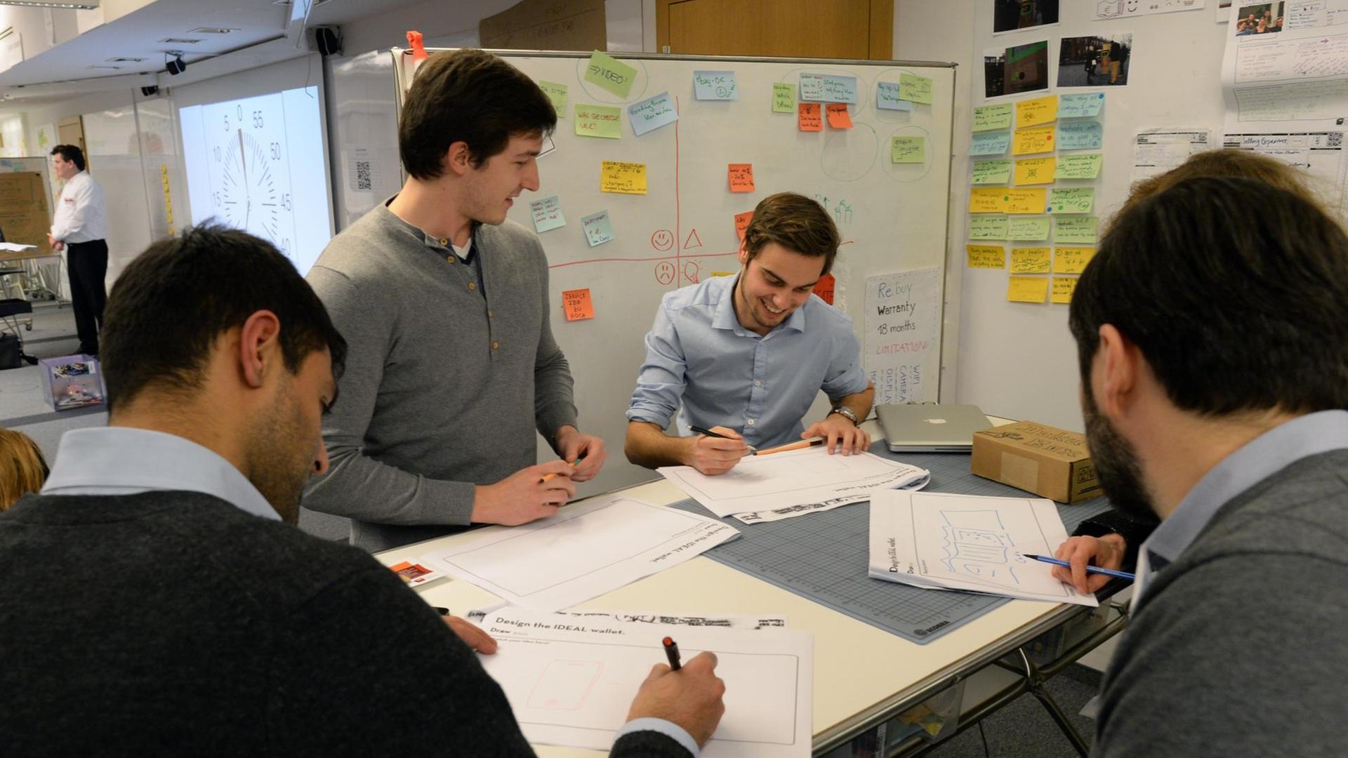 Teilnehmer der School of Design Thinking am Hasso Plattner Institut in Potsdam (Brandenburg) nehmen an einem Seminar teil. Teilnehmer der School of Design Thinking am Hasso Plattner Institut in Potsdam (Brandenburg) nehmen an einem Seminar teil.