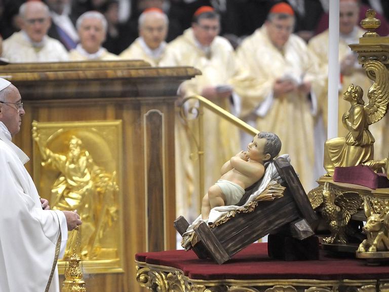Papst Franziskus feiert Christmette im Petersdom