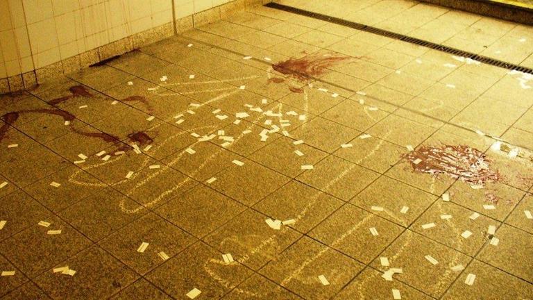 Mit Kreide gezeichnete Leichenumrisse mit Marmelade als Blut, die Rechte im Bahnhof Heidenau gemalt haben. Mit Kreide gezeichnete Leichenumrisse mit Marmelade als Blut, die Rechte im Bahnhof Heidenau gemalt haben.