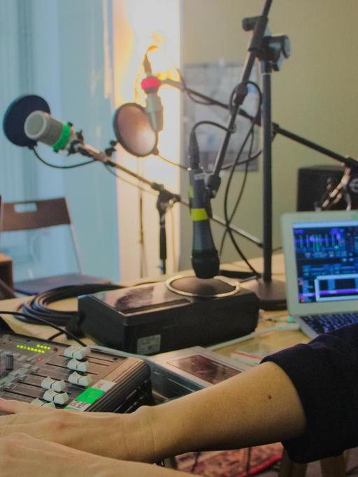 Knut Aufermann und Sarah Washingto sitzen sich im Studio schräg gegenüber und sind an verschiedenen Reglern und Pulten beschäftigt