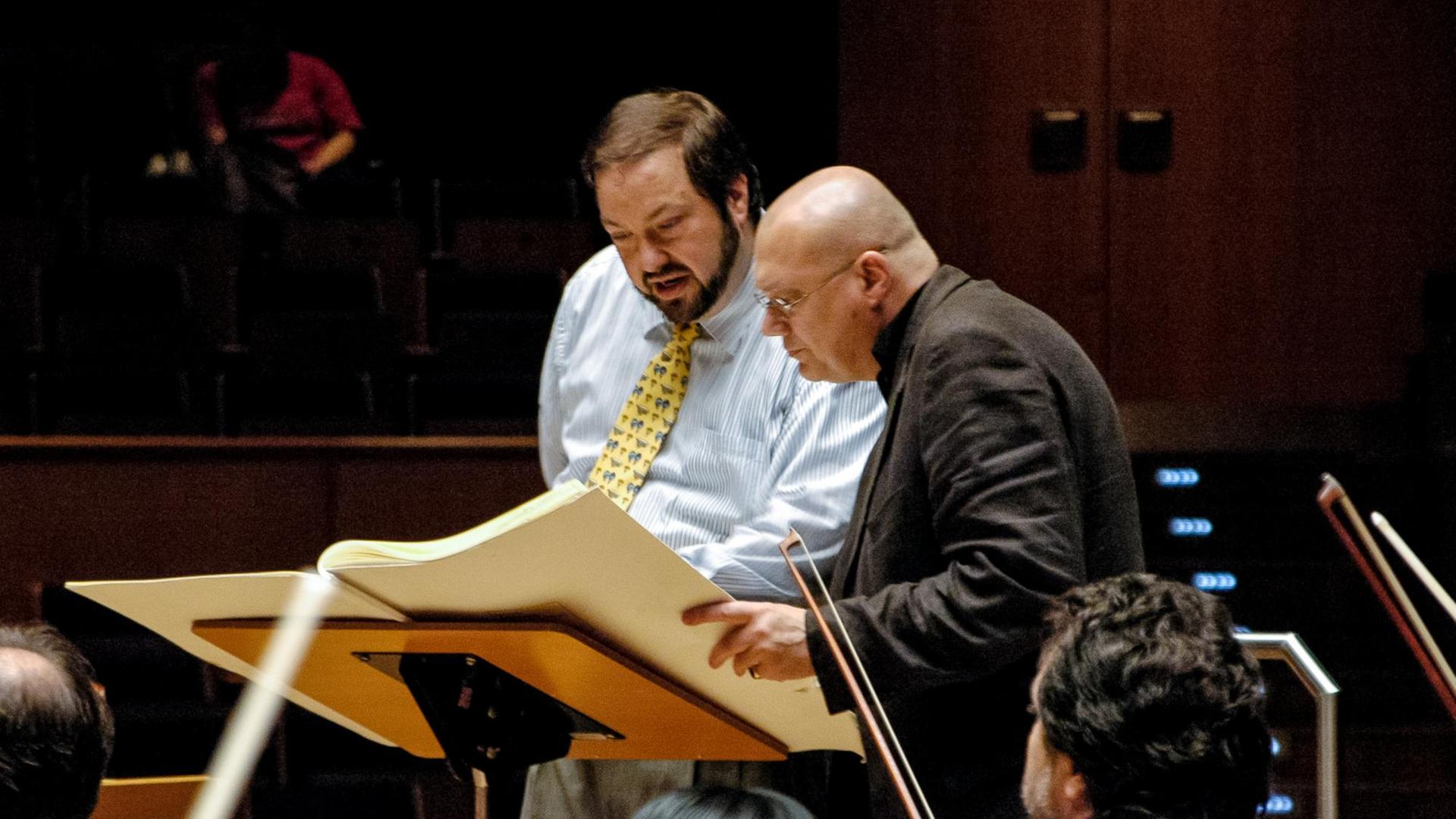 Dirigent John Fiore und Komponist Manfred Trojahn bei Proben zur UA des Prologs zur Oper „Merlin" Dirigent John Fiore und Komponist Manfred Trojahn bei Proben zur UA des Prologs zur Oper „Merlin"