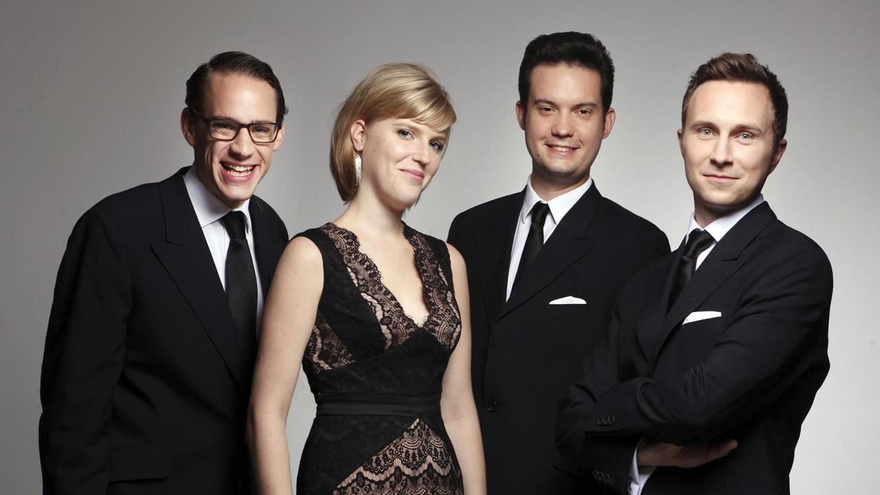 Die Musiker des Dorc String Quartet, Alex Redington, Jonathan Stone, Hélène Clément, John Myerscough, stehen nebeneinander und schauen in die Kamera. Die Musiker des Dorc String Quartet, Alex Redington, Jonathan Stone, Hélène Clément, John Myerscough, stehen nebeneinander und schauen in die Kamera.