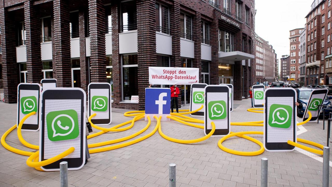 Aktivisten des Kampagnennetzwerks Campact demonstrieren vor dem Sitz des Internet-Konzerns Facebook unter dem Motto "Stoppt den WhatsApp-Datenklau" gegen neue Nutzungsbedingungen der Kommunikations-App "WhatsApp". Aktivisten des Kampagnennetzwerks Campact demonstrieren vor dem Sitz des Internet-Konzerns Facebook unter dem Motto "Stoppt den WhatsApp-Datenklau" gegen neue Nutzungsbedingungen der Kommunikations-App "WhatsApp".