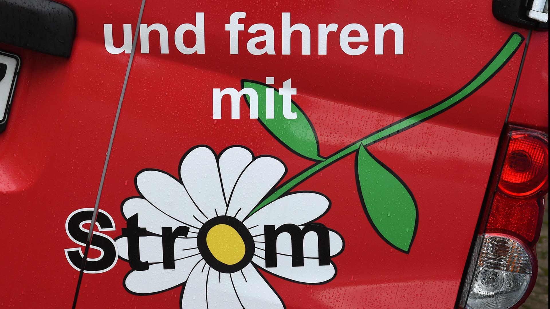 Ein Schild wirbt für Elektromobilität, gesehen am "Tag der Elektromobilität" im September 2014 in Hildesheim