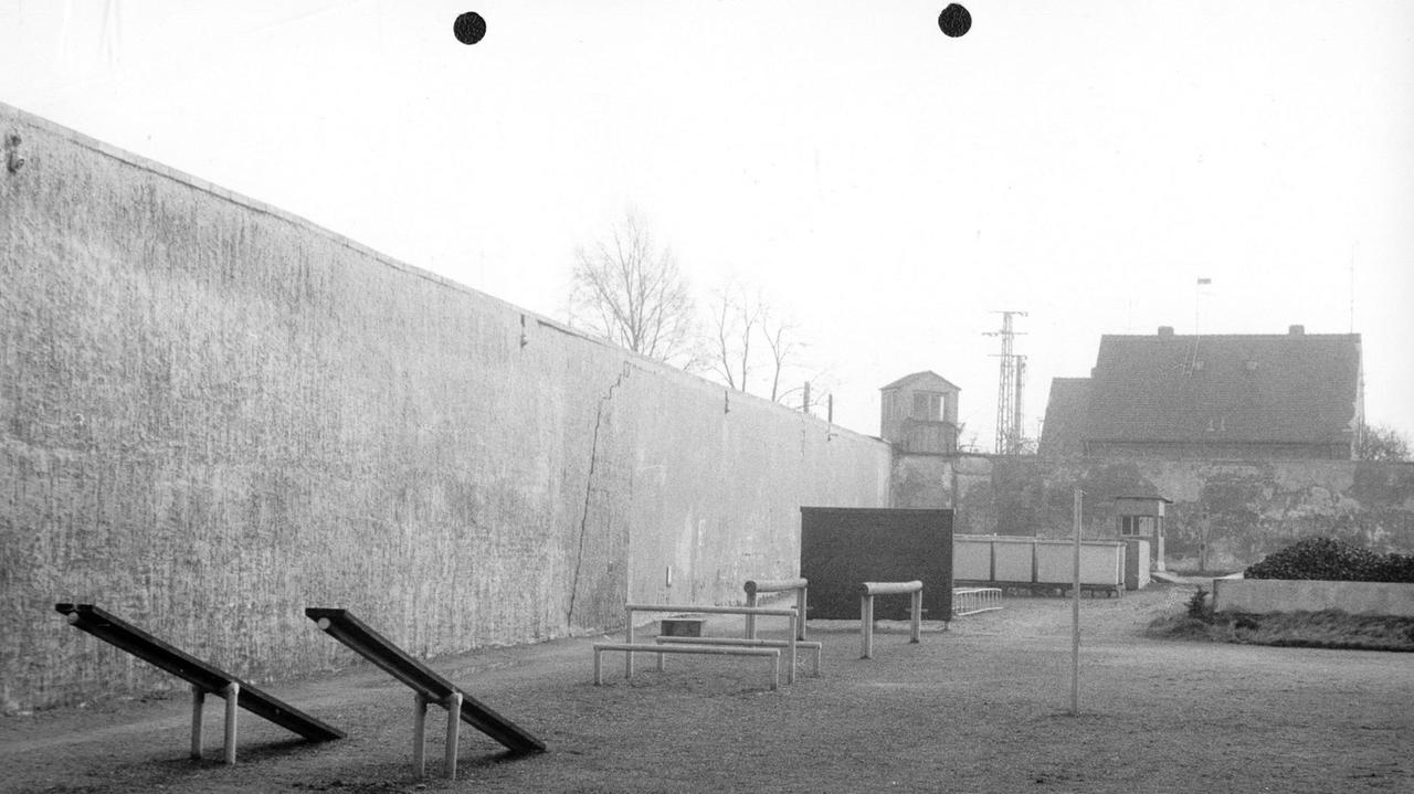 Wippen, Hürden und eine Kletterwand im Hofbereich des Jugendwerkhofs Wippen, Hürden und eine Kletterwand im Hofbereich des Jugendwerkhofs