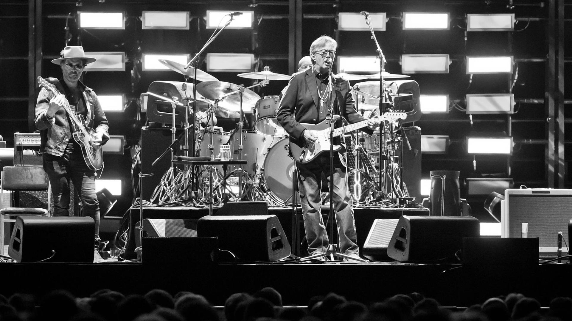 Der britische Musiker Eric Clapton mit seiner Band auf der Bühne in Berlin, 2019. Der britische Musiker Eric Clapton mit seiner Band auf der Bühne in Berlin, 2019.