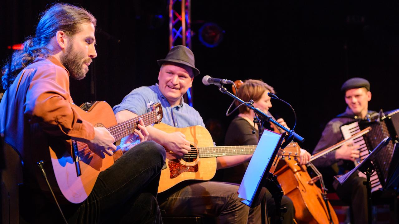 Die Band Grenzgänger spielt ein Konzert Die Band Grenzgänger spielt ein Konzert