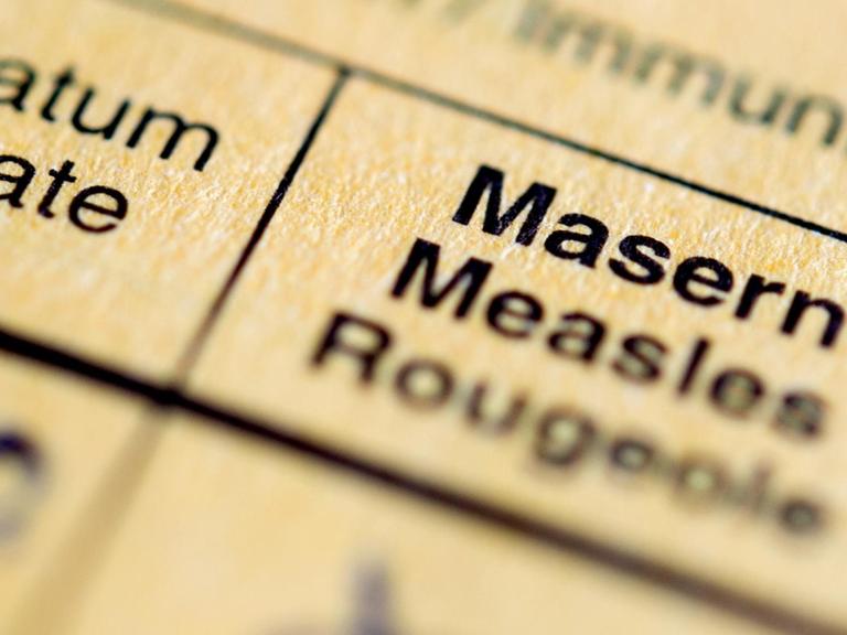 Ein Impfpass mit der Spalte zur Masernimpfung