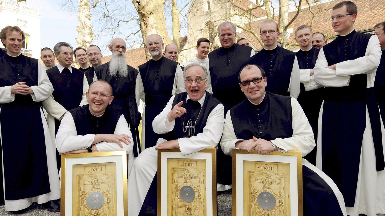 Die singenden Mönche des Klosters Heiligenkreuz präsentieren die Platin-Auszeichnung für ihr Album "Chant". Die singenden Mönche des Klosters Heiligenkreuz präsentieren die Platin-Auszeichnung für ihr Album "Chant".