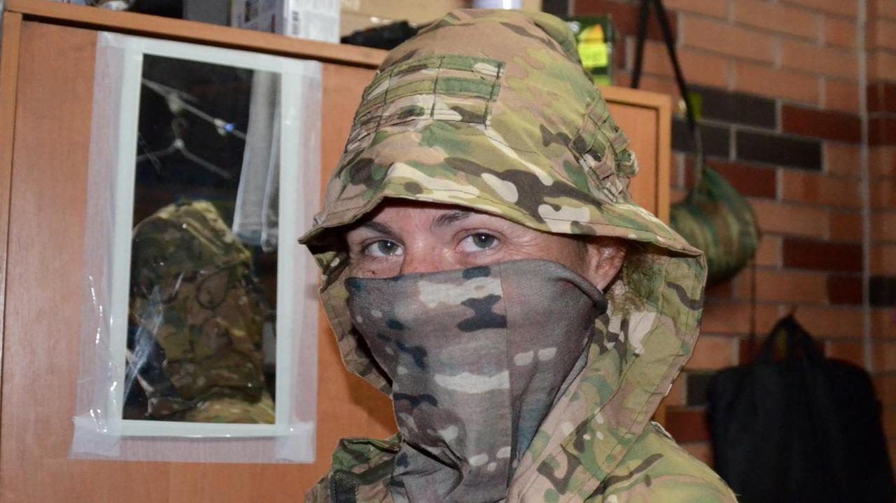 Die 45-jährige Elena ist eine von 50.000 Soldatinnen, die momentan in der ukrainischen Armee oder in den freiwilligen Bataillons dienen. Die 45-jährige Elena ist eine von 50.000 Soldatinnen, die momentan in der ukrainischen Armee oder in den freiwilligen Bataillons dienen.