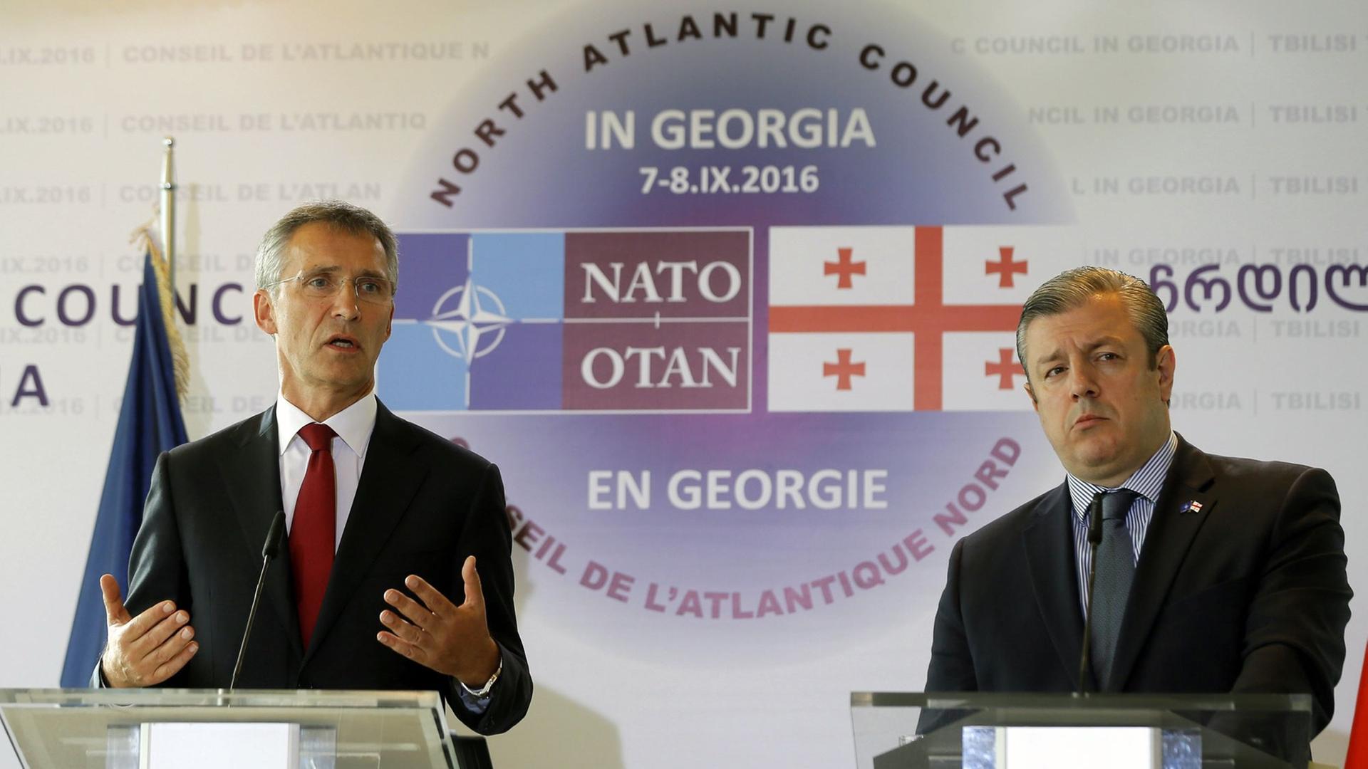 Nato-Generalsekretär Jens Stoltenberg (l) und der georgische Premierminister Giorgi Kvirikashvili Nato-Generalsekretär Jens Stoltenberg (l) und der georgische Premierminister Giorgi Kvirikashvili