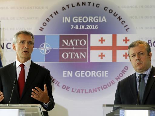 Nato-Generalsekretär Jens Stoltenberg (l) und der georgische Premierminister Giorgi Kvirikashvili
