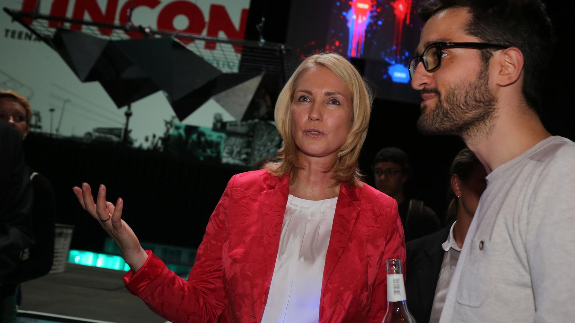 Bundesfamilienministerin Manuela Schwesig (SPD) unterhält sich am 27.05.2016 in Berlin auf dem Tincon - teenageinternetwork convention - Festival für digitale Jugendkultur mit dem YouTuber Oguz Yilmaz. Bei dem Festival dreht sich alles um Games, Design, Musik, YouTube, Politik und Wissenschaft. Bundesfamilienministerin Manuela Schwesig (SPD) unterhält sich am 27.05.2016 in Berlin auf dem Tincon - teenageinternetwork convention - Festival für digitale Jugendkultur mit dem YouTuber Oguz Yilmaz. Bei dem Festival dreht sich alles um Games, Design, Musik, YouTube, Politik und Wissenschaft.
