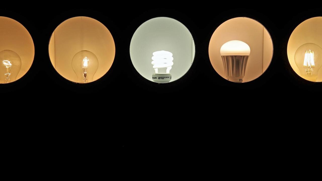Eine herkömmliche "Glühbirne" (l-r), eine Halogenlampe, eine Energiesparlampe, eine LED-Lampe und eine "vosLED-Glühbirne" brennen am 16.06.2015 in der Vosla-GmbH in Plauen (Sachsen). Eine herkömmliche "Glühbirne" (l-r), eine Halogenlampe, eine Energiesparlampe, eine LED-Lampe und eine "vosLED-Glühbirne" brennen am 16.06.2015 in der Vosla-GmbH in Plauen (Sachsen).