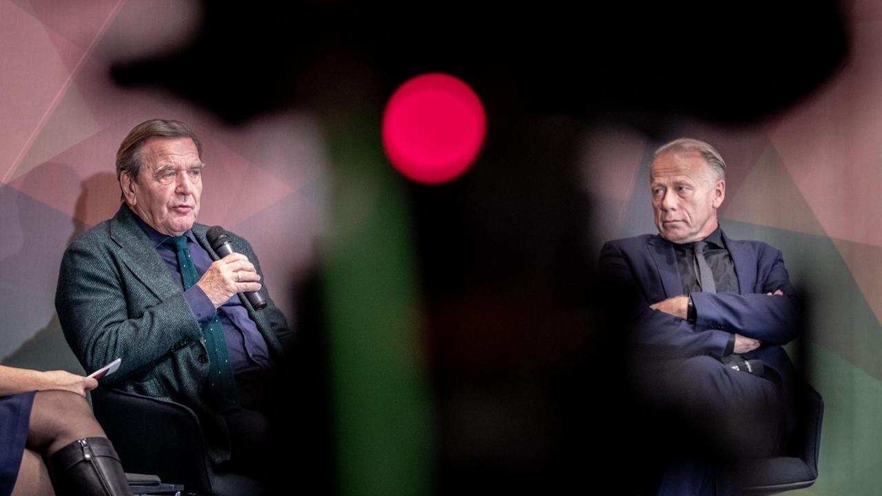 Gerhard Schröder (SPD, l), ehemaliger Bundeskanzler, und Jürgen Trittin (Bündnis 90/Die Grünen), ehemaliger Bundesumweltminister, nehmen an der Podiumsdiskussion: Das "rot-grüne Projekt" zum 20. Jahrestag der Wahl Gerhard Schröders zum Kanzler in der Friedrich-Ebert-Stiftung teil. Gerhard Schröder (SPD, l), ehemaliger Bundeskanzler, und Jürgen Trittin (Bündnis 90/Die Grünen), ehemaliger Bundesumweltminister, nehmen an der Podiumsdiskussion: Das "rot-grüne Projekt" zum 20. Jahrestag der Wahl Gerhard Schröders zum Kanzler in der Friedrich-Ebert-Stiftung teil.