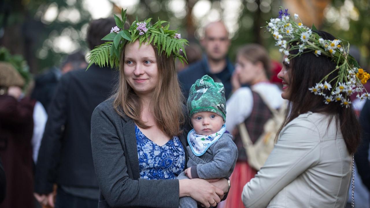 Frauen in traditioneller Kleidung und Blumenkränzen auf dem Kopf beim Rasos Festival in Vilnius. Frauen in traditioneller Kleidung und Blumenkränzen auf dem Kopf beim Rasos Festival in Vilnius.