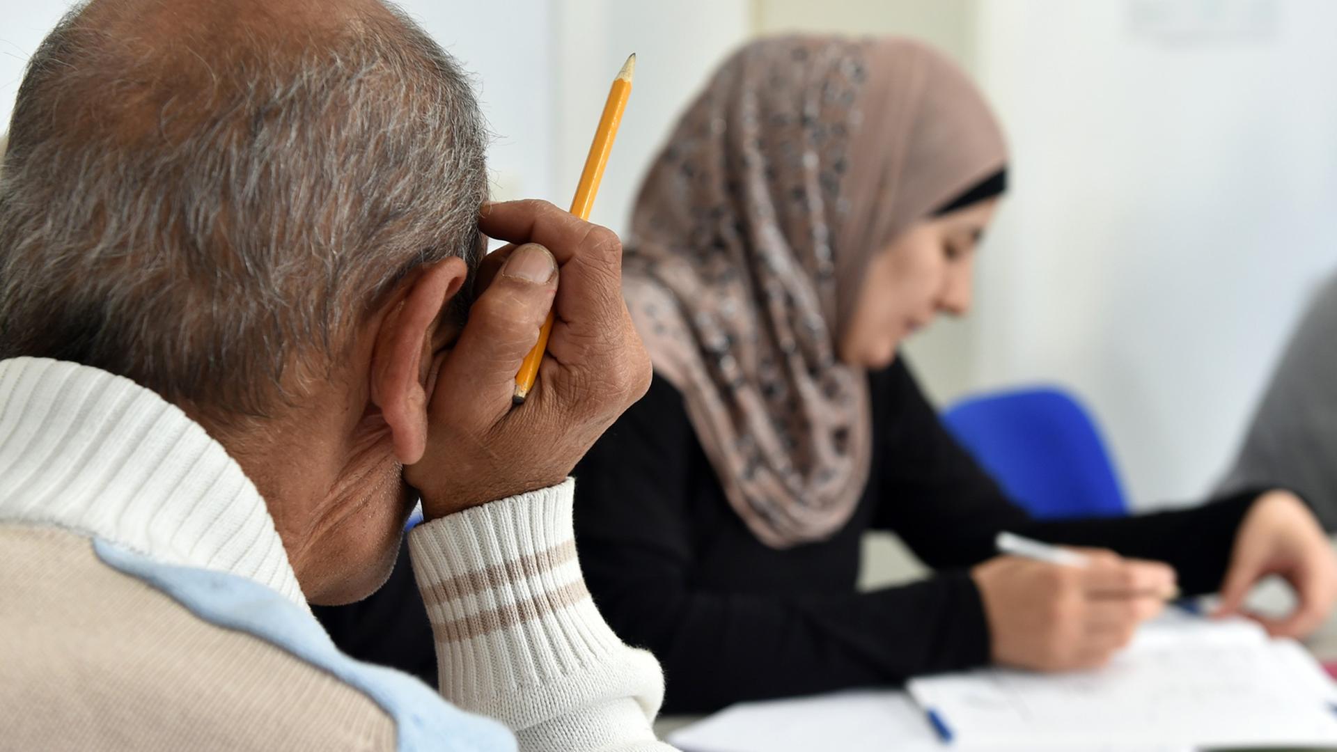 Zwei Menschen bei einem Integrationskurs in Berlin im September 2014 Zwei Menschen bei einem Integrationskurs in Berlin im September 2014
