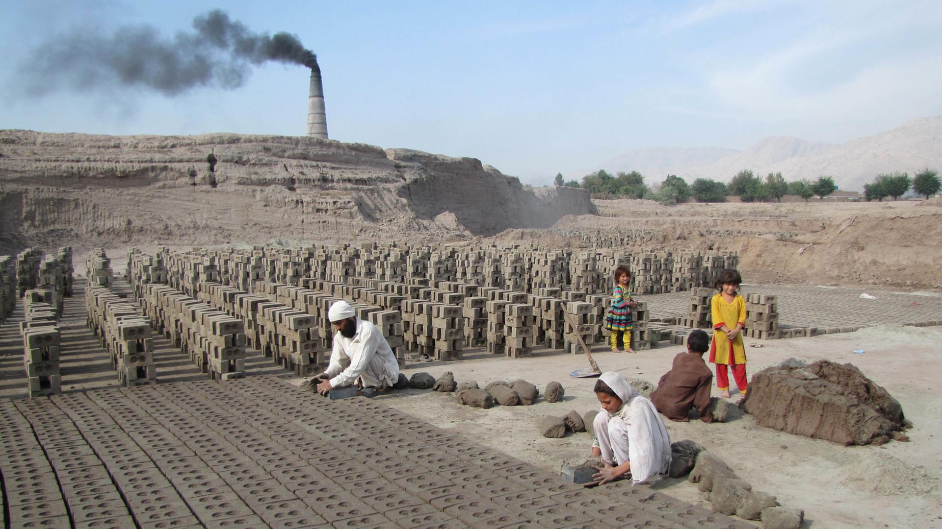 Erwachsene und Kinder arbeiten in einer Ziegelfabrik im Oktober 2014 in der afghanischen Provinz Nangarhar. Erwachsene und Kinder arbeiten in einer Ziegelfabrik im Oktober 2014 in der afghanischen Provinz Nangarhar.