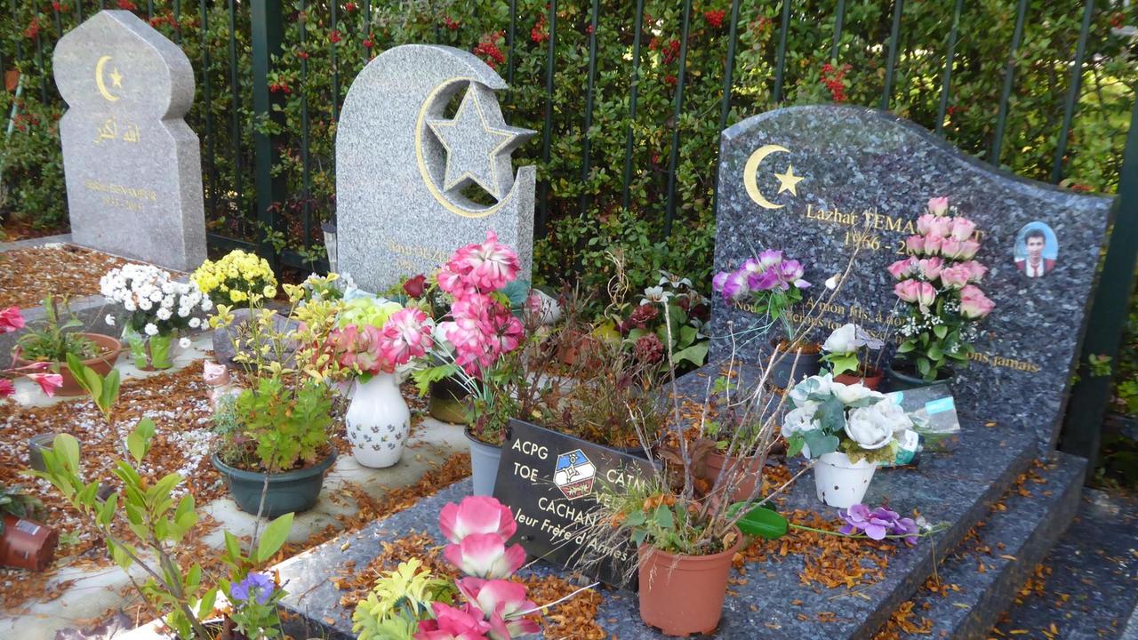 Mantes-la-Jolie ist eine Einwandererstadt. Dort trägt man den Wünschen der muslimischen Bevölkerung Rechnung: Auf dem größten Friedhof sind inzwischen zwei Grabfelder gen Mekka orientiert. Aber auch hier können Christen, Muslime und Andersgläubige beisammen liegen. Mantes-la-Jolie ist eine Einwandererstadt. Dort trägt man den Wünschen der muslimischen Bevölkerung Rechnung: Auf dem größten Friedhof sind inzwischen zwei Grabfelder gen Mekka orientiert. Aber auch hier können Christen, Muslime und Andersgläubige beisammen liegen.