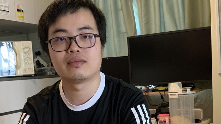 Scott Chiang sitzt an seinem Küchentisch. Scott Chiang sitzt an seinem Küchentisch.