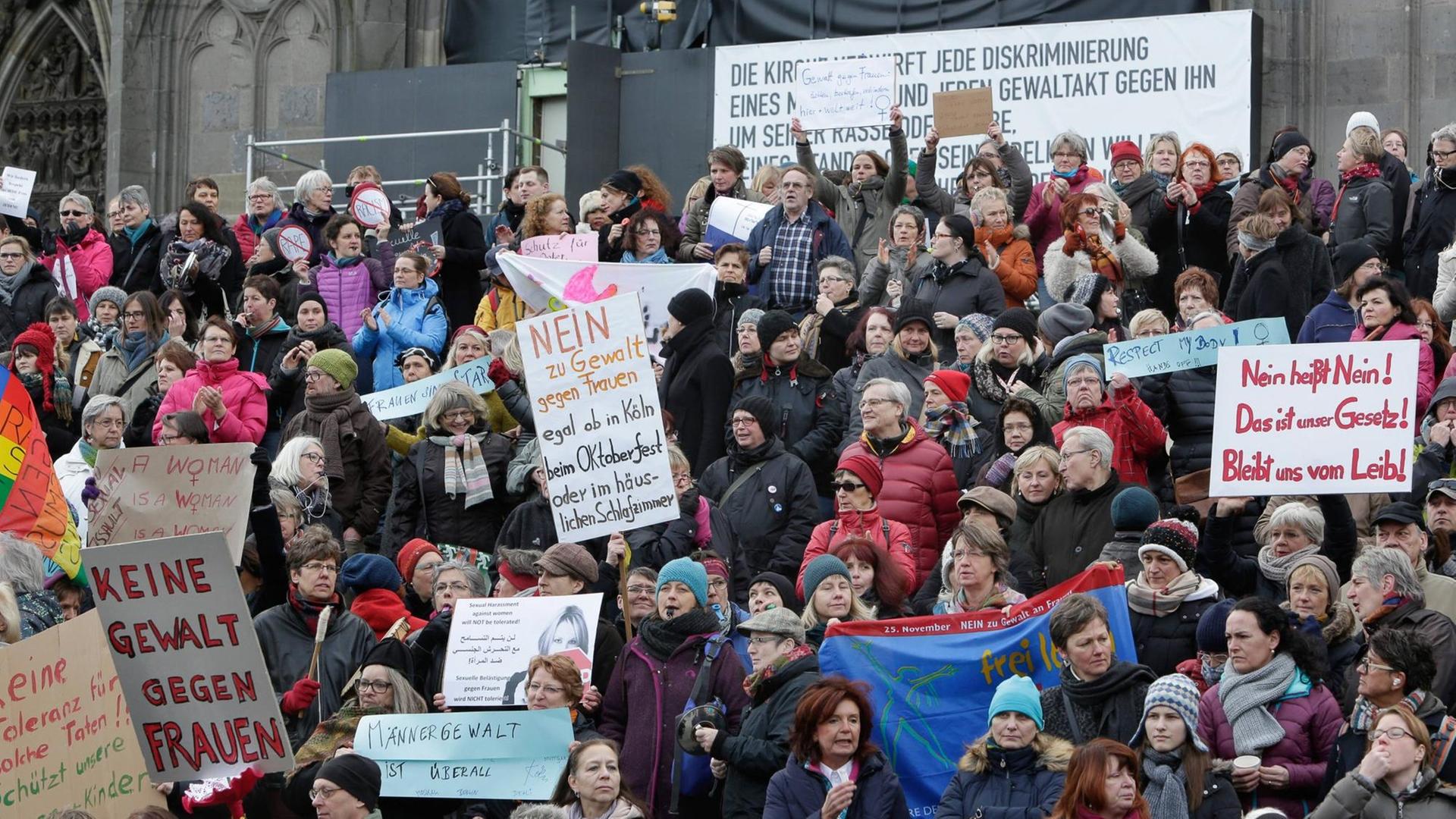 Demonstration gegen Gewalt an Frauen in Köln Demonstration gegen Gewalt an Frauen in Köln