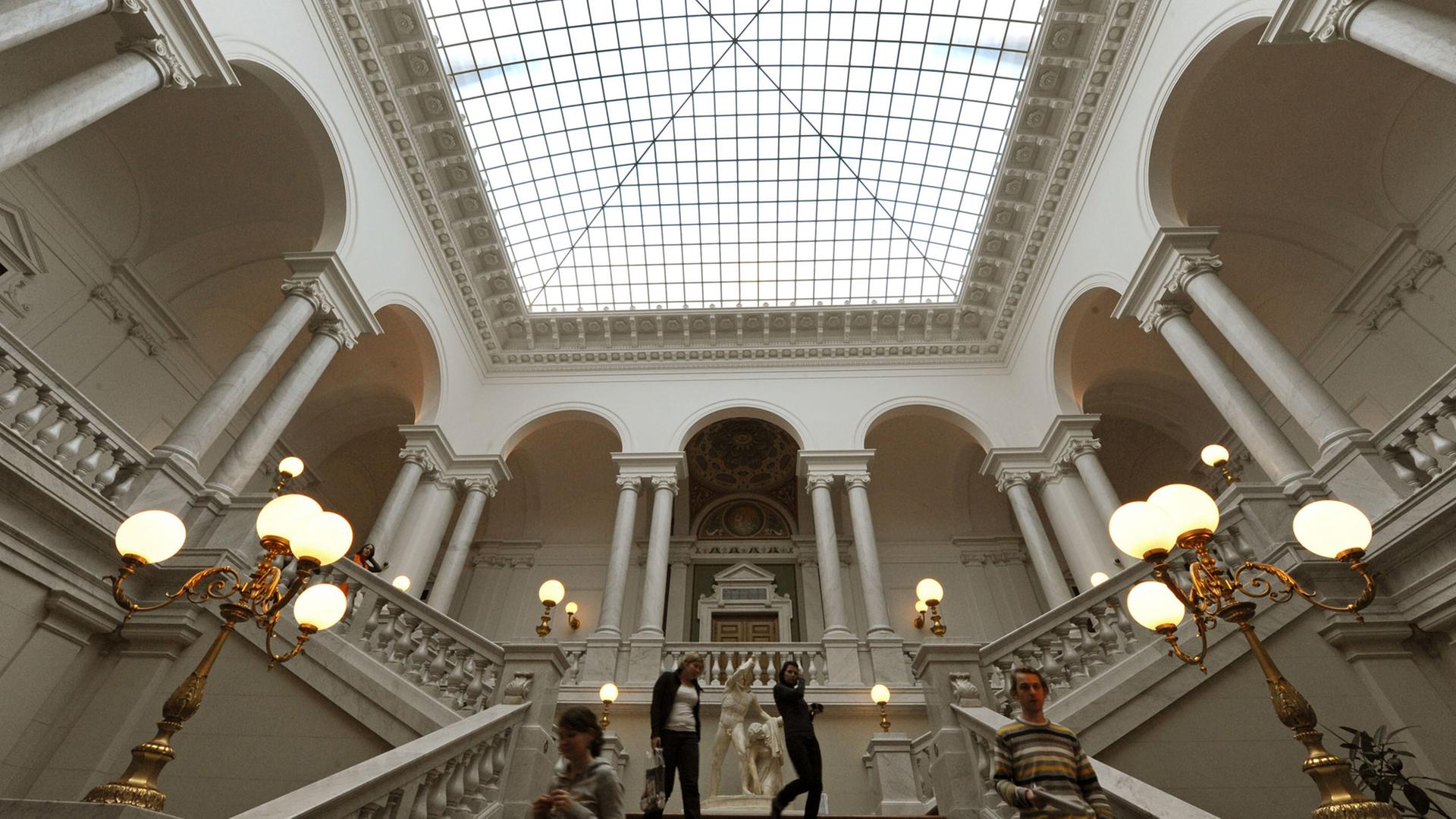 Blick in die größtenteils aus Marmor gefertigte Treppenhalle der "Bibliotheca Albertina" der Universität in Leipzig Blick in die größtenteils aus Marmor gefertigte Treppenhalle der "Bibliotheca Albertina" der Universität in Leipzig
