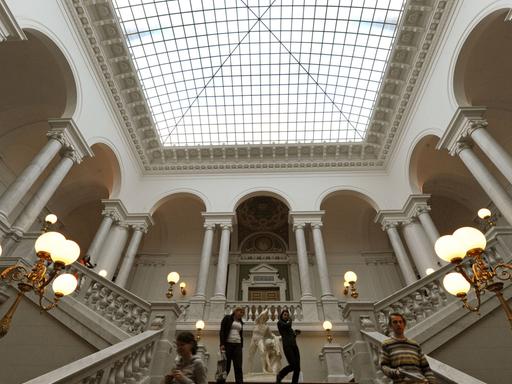 Blick in die größtenteils aus Marmor gefertigte Treppenhalle der "Bibliotheca Albertina" der Universität in Leipzig