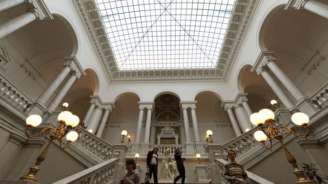 Blick in die größtenteils aus Marmor gefertigte Treppenhalle der "Bibliotheca Albertina" der Universität in Leipzig