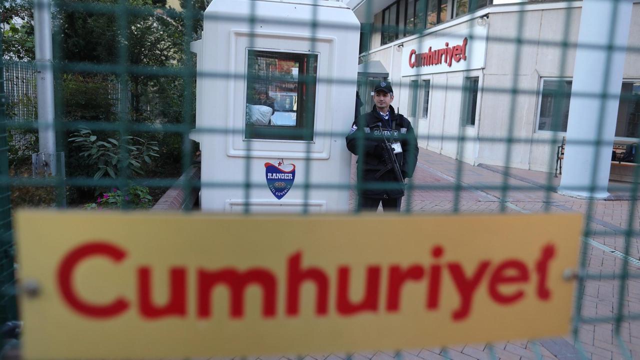 Ein bewaffneter Sicherheitsmann am Hauptsitz der Cumhuriyet-Tageszeitung in Istanbul (Oktober 2016) Ein bewaffneter Sicherheitsmann am Hauptsitz der Cumhuriyet-Tageszeitung in Istanbul (Oktober 2016)