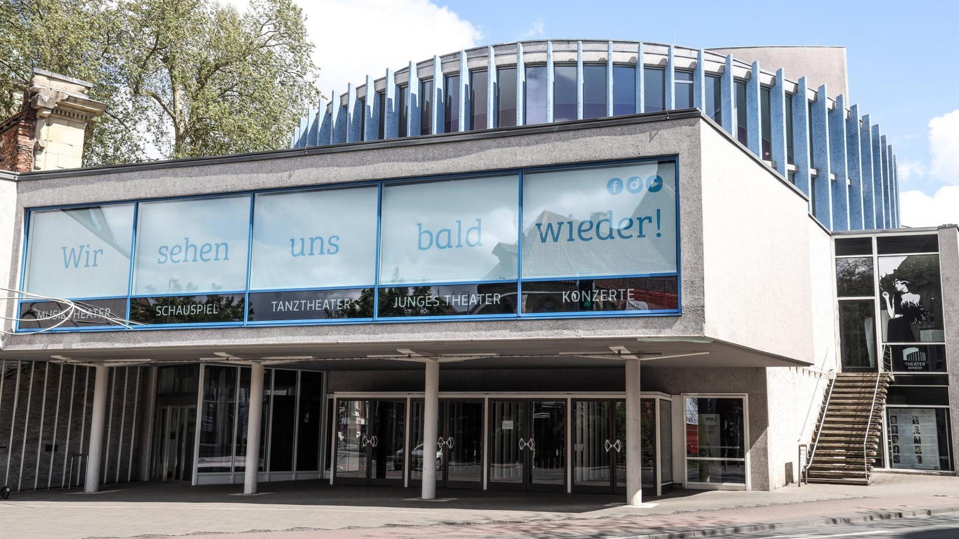 "Wir sehen uns bald wieder" steht auf dem Banner des Theaters Münster. "Wir sehen uns bald wieder" steht auf dem Banner des Theaters Münster.