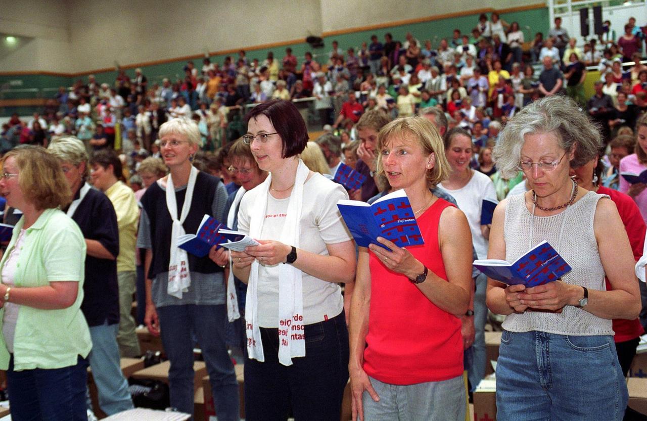 Bildnummer: 60096131 Datum: 14.06.2001 Copyright: imago/epd Kirchentagsbesucherinnen singen am 14.06.2001 während der Feministisch-theologischen Basisfakultät auf dem 29. Evangelischen Kirchentag. Die Fakultät will ein politisches Zeichen setzen, da die theologischen Fakultäten feministischer Theologie noch immer einen anerkannten Platz verweigern. Vom 13.-17. Juni findet in der Mainmetropole nach 1956, 1975 und 1987 zum vierten Mal der Deutsche Evangelische Kirchentag statt. Das Protestantentreffen, zu dem bei rund 2.500 Veranstaltungen 100.000 Besucher erwartet werden, steht unter dem Motto Du stellst meine Füße auf weiten Raum . DER ABDRUCK DES EPD-FOTOS IST HONORARPFLICHTIG! Feministisch-theologische Basisfakultät 05 xcb x0x 2001 quer feministische Theologie Feminismus feministisch Europa Deutschland Hessen Frankfurt am Main Gesellschaft Frauen Religionen Christentum Evangelische Kirche Kirchentage 60096131 Date 14 06 2001 Copyright Imago epd Church day visitors Singing at 14 06 2001 during the feminist Theology on the 29 Protestant Kirchentag the Faculty will a political one Sign set there the Theology Faculties Theology yet Always a recognized square refuse of 13 17 June finds in the Main metropolis after 1956 1975 and 1987 to fourth times the German Protestant Kirchentag instead the to the at Around 2 500 Events 100 000 Visitors expected will is under the Motto you do My Feet on wide Room the Imprint the epd Photos is feminist theological 05 x0x 2001 horizontal feminist Theology Feminism feminist Europe Germany Hesse Frankfurt at Main Society Women Religions Christianity Protestant Church Church days Bildnummer: 60096131 Datum: 14.06.2001 Copyright: imago/epd Kirchentagsbesucherinnen singen am 14.06.2001 während der Feministisch-theologischen Basisfakultät auf dem 29. Evangelischen Kirchentag. Die Fakultät will ein politisches Zeichen setzen, da die theologischen Fakultäten feministischer Theologie noch immer einen anerkannten Platz verweigern. Vom 13.-17. Juni findet in der Mainmetropole nach 1956, 1975 und 1987 zum vierten Mal der Deutsche Evangelische Kirchentag statt. Das Protestantentreffen, zu dem bei rund 2.500 Veranstaltungen 100.000 Besucher erwartet werden, steht unter dem Motto Du stellst meine Füße auf weiten Raum . DER ABDRUCK DES EPD-FOTOS IST HONORARPFLICHTIG! Feministisch-theologische Basisfakultät 05 xcb x0x 2001 quer feministische Theologie Feminismus feministisch Europa Deutschland Hessen Frankfurt am Main Gesellschaft Frauen Religionen Christentum Evangelische Kirche Kirchentage 60096131 Date 14 06 2001 Copyright Imago epd Church day visitors Singing at 14 06 2001 during the feminist Theology on the 29 Protestant Kirchentag the Faculty will a political one Sign set there the Theology Faculties Theology yet Always a recognized square refuse of 13 17 June finds in the Main metropolis after 1956 1975 and 1987 to fourth times the German Protestant Kirchentag instead the to the at Around 2 500 Events 100 000 Visitors expected will is under the Motto you do My Feet on wide Room the Imprint the epd Photos is feminist theological 05 x0x 2001 horizontal feminist Theology Feminism feminist Europe Germany Hesse Frankfurt at Main Society Women Religions Christianity Protestant Church Church days