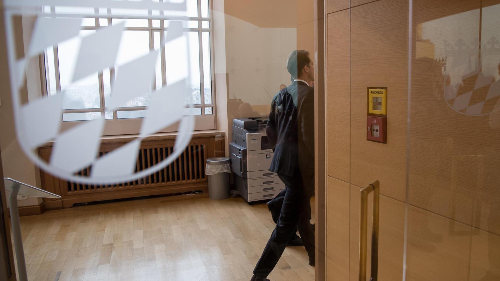 23.01.2019, Bayern, München: Landtags-Abgeordnete der AfD verlassen während der Rede der ehemaligen Präsidentin des Zentralrats der Juden in Deutschland, Charlotte Knobloch, den Gedenkakt des Bayerischen Landtags und der Stiftung Bayerische Gedenkstätten für die Opfer des Nationalsozialismus. An der Veranstaltung nahm unter anderem die Landtagspräsidentin Aigner (CSU) und die Frau eines Überlebenden des ehemaligen deutschen Konzentrationslagers Auschwitz teil. Foto: Peter Kneffel/dpa | Verwendung weltweit 23.01.2019, Bayern, München: Landtags-Abgeordnete der AfD verlassen während der Rede der ehemaligen Präsidentin des Zentralrats der Juden in Deutschland, Charlotte Knobloch, den Gedenkakt des Bayerischen Landtags und der Stiftung Bayerische Gedenkstätten für die Opfer des Nationalsozialismus. An der Veranstaltung nahm unter anderem die Landtagspräsidentin Aigner (CSU) und die Frau eines Überlebenden des ehemaligen deutschen Konzentrationslagers Auschwitz teil. Foto: Peter Kneffel/dpa | Verwendung weltweit