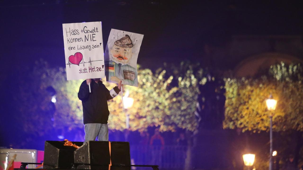 Der Teilnehmer einer Demonstration gegen Pegida hält am 19.10.2015 in Dresden (Sachsen) ein Plakat mit der Aufschrift «Herz statt Hetze». Der Teilnehmer einer Demonstration gegen Pegida hält am 19.10.2015 in Dresden (Sachsen) ein Plakat mit der Aufschrift «Herz statt Hetze».